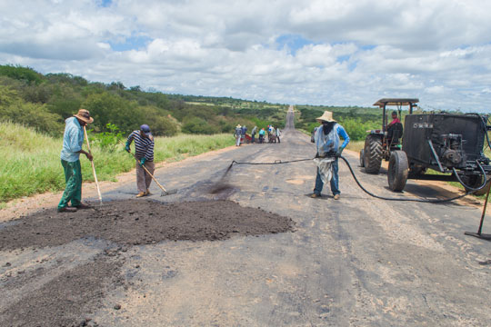 Prefeito de Tanhaçu firma parceria com governo estadual para recuperação da estrada entre Sussuarana e Brumado
