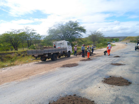 Prefeitura de Tanhaçu realiza operação tapa-buracos na BR-030