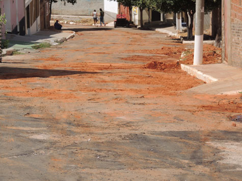 Brumado: Prefeitura utiliza terra para tapar buracos em asfalto