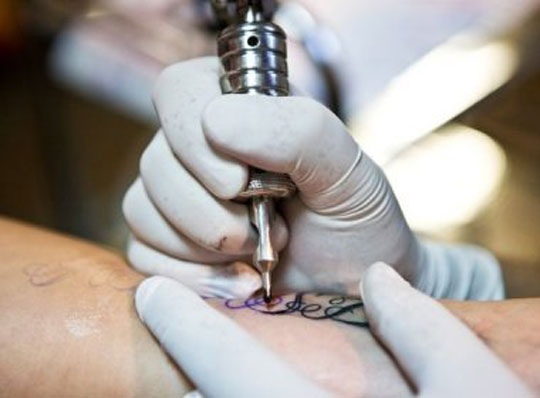 Projeto de lei estabelece que tatuagens sejam feitas apenas por médicos