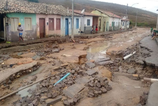 Chuva forte causa tromba d'água e deixa desabrigados em Lajedinho