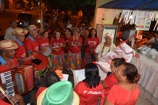 Acarajé e canjica dão sabor à roda de Santo Reis na Praça Armindo Azevedo em Brumado
