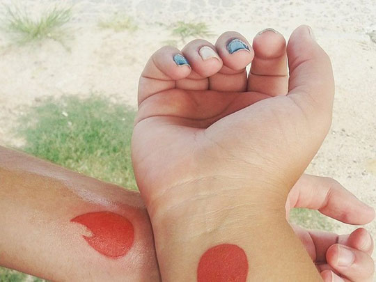 Casal que se conheceu pelo Tinder faz tatuagem do App e planeja casamento