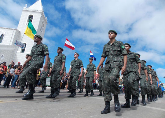 Integrantes do Tiro de Guerra de Brumado participam do tradicional desfile de 02 de julho em Caetité