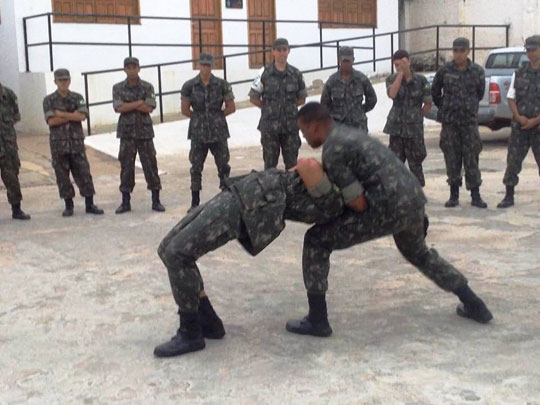 Soldados do Tiro de Guerra de Brumado participam de instrução com técnicas de luta israelense