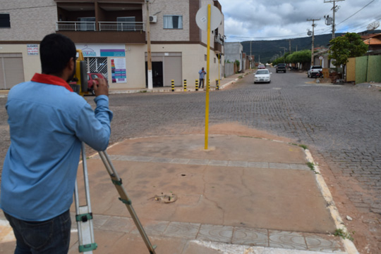 Infraestrutura realiza topografia para início da instalação de rotatórias em Brumado