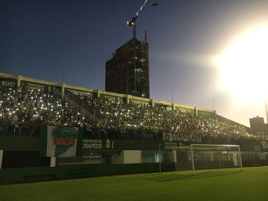 'É campeão': Torcida da Chapecoense lota estádio em homenagem às vítimas