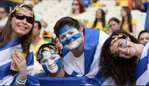 Grécia marca de pênalti no fim, vence e tira Costa do Marfim