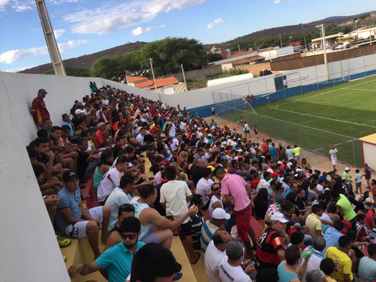 Torcida brumadense dá show no Estádio Gilberto Cardoso