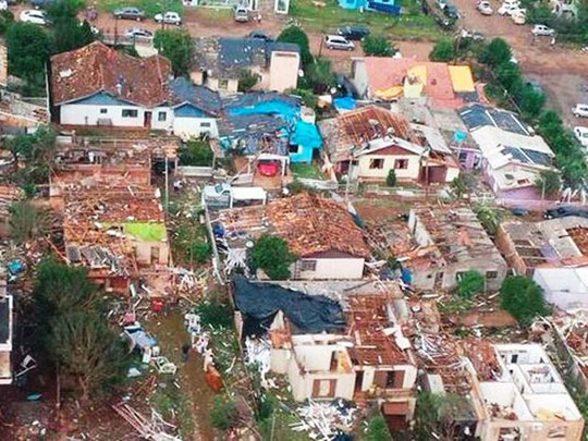 Mais de 10 mil pessoas são atingidas por tornado em Xanxerê (SC)