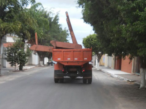 Internauta denuncia flagrante de transporte perigoso pelas ruas de Brumado