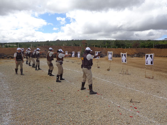 Brumado: Policiais rodoviários participam de treinamento de tiro de combate