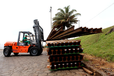 Brumado: Fiol recebe terceiro lote de trilhos