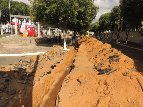 Brumado: Entupimento na rede de escoamento pluvial causa transtorno na praça da prefeitura