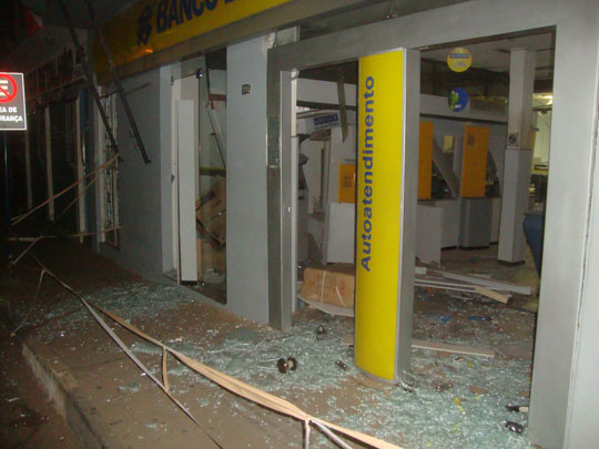 Caixas eletrônicos do Banco do Brasil são explodidos em Urandi