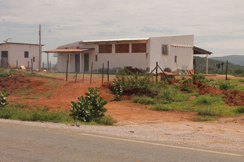 Brumado: Sem-tetos tomam posse do espaço da usina de beneficiamento de umbu