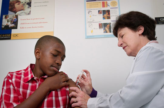 SUS dá início à vacinação contra HPV em meninos