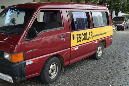 Van escolar é recolhida para a delegacia de Brumado sob suspeita de transporte irregular de eleitores