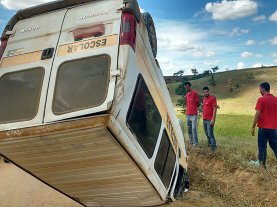 Van escolar capota com dez crianças e jovens em município no sul da Bahia