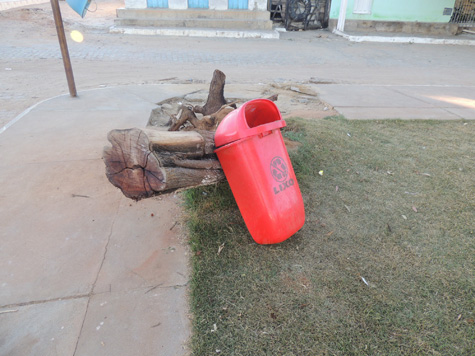 Brumado: Vândalos destroem lixeiras na Vila Presidente Vargas