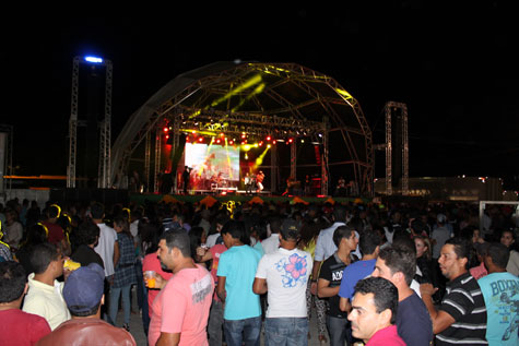 Primeiro dia da 24ª Vaquejada de Lagoa Real atrai multidão para o Parque do Vaqueiro