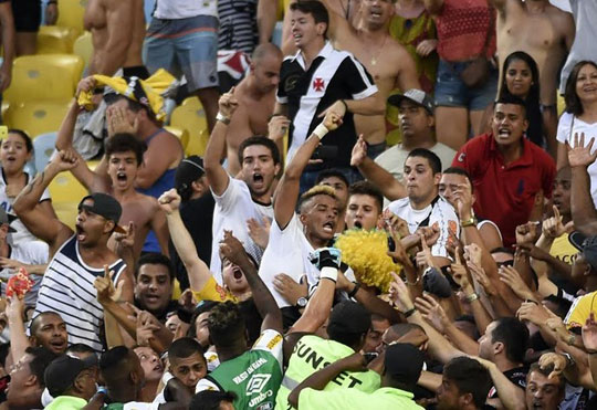 Vasco derrota Flamengo e pega Botafogo na final do Carioca