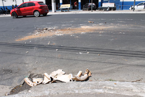 Brumado: Caçamba sem lona deixa vaso sanitário cair na Avenida Centenário