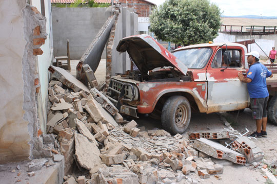 Brumado: Carro perde freio e derruba muro de residência