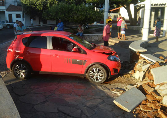 Brumado: Carro desgovernado invade praça da prefeitura e destrói canteiro