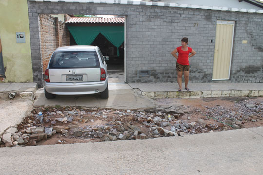 Brumado: Carros estão presos nas garagens há 15 dias por causa de buracos no Parque Alvorada