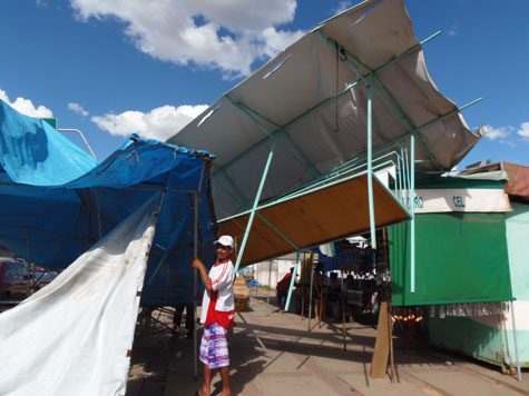 Brumado: Vendaval derruba barracas na calçada do Derba