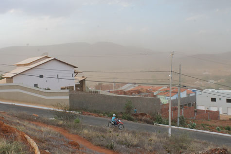 Brumado: Alta temperatura, ventania e queda de energia marcam à tarde desta segunda-feira (22)