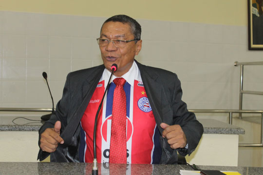Brumado: Vereador torcedor do Bahia vai à sessão exibindo camisa tricolor