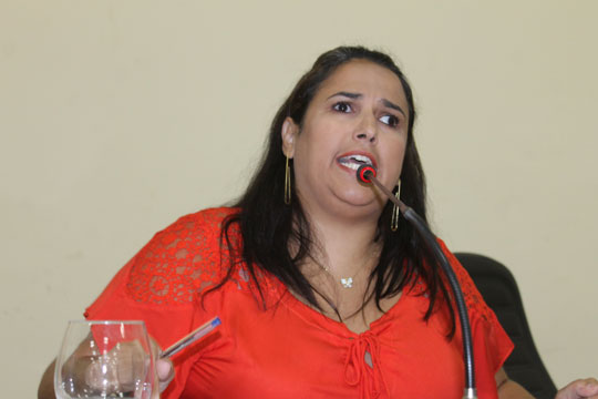 Brumado: Vereadora convoca prefeito a sair do gabinete e mostrar ação como gestor