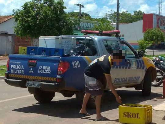 Caminhonete da PM é flagrada com caixas de cerveja em carroceria