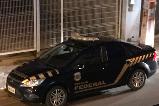 Viaturas da Polícia Federal sinalizam operação na região de Brumado