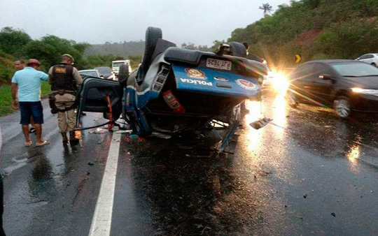 Viatura capota e cinco policiais militares ficam feridos em Amélia Rodrigues