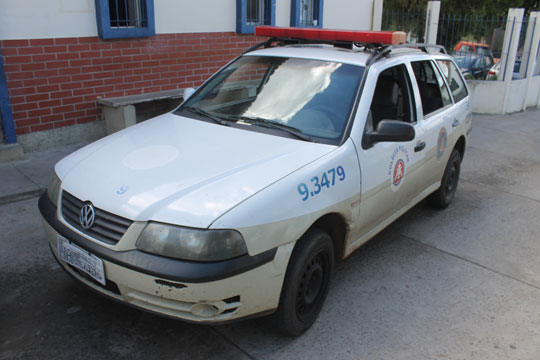 Policiais improvisam prego como trava de porta para usar viatura em Brumado