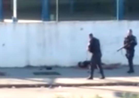 Vídeo mostra policiais militares executando homens rendidos no Rio de Janeiro