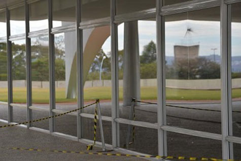 Livramentense é contido por seguranças após atirar pedra em vidraça do Palácio do Planalto