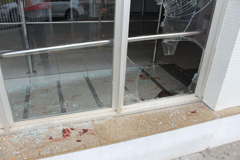 Brumado: Drogado, homem quebra vidraças do Bradesco