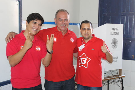 Aguiberto vota acompanhado de Vitor Bonfim e Fredinho