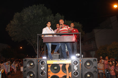 Eleições 2014: Ao lado de Aguiberto, Vítor Bonfim e Erivelton Santana realizam caminhada em Brumado