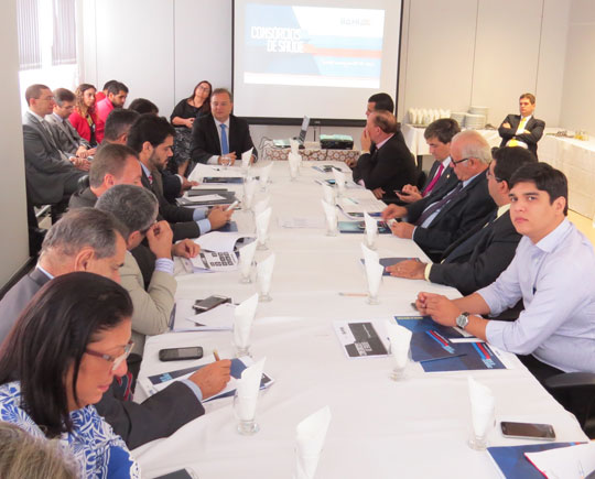 Deputado Vitor Bonfim participa de reunião para implementação de policlínicas no interior baiano