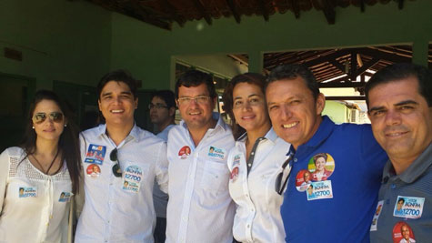 Em Guanambi, Vitor Bonfim vota acompanhado do prefeito Charles Fernandes