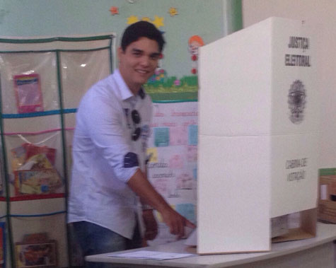 Em Guanambi, Vitor Bonfim vota acompanhado do prefeito Charles Fernandes