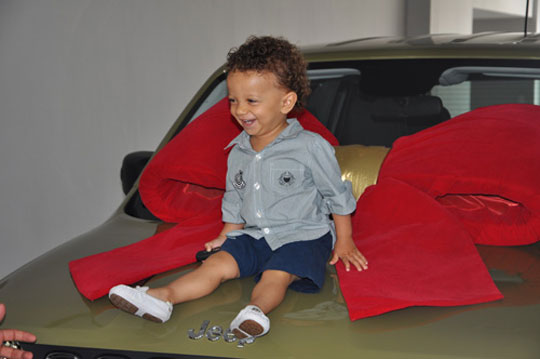 Menino de 1 ano ganha carro em promoção de shopping em Vitória da Conquista