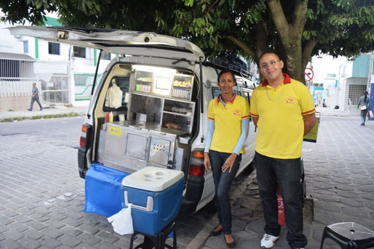 Vendedor de cachorro quente realiza sonho de fazer curso superior em Vitória da Conquista