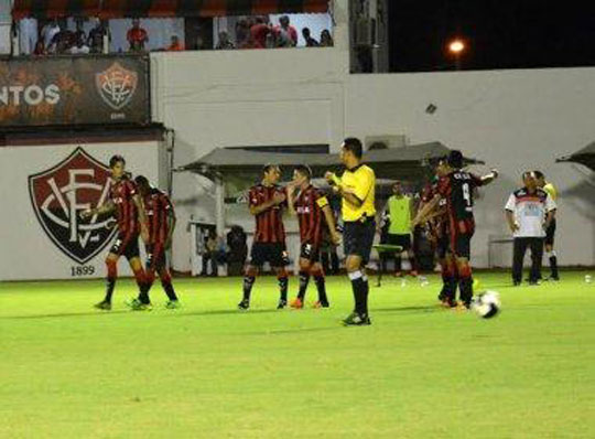 Vitória vence o Flamengo de Guanambi e vai às semifinais do Baiano