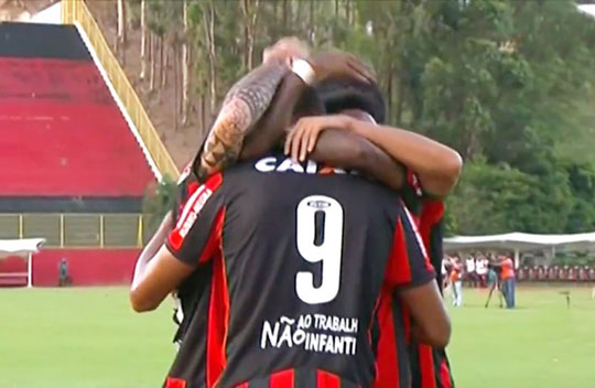 Vitória vence o Boa, encosta no líder Botafogo e fica perto do acesso